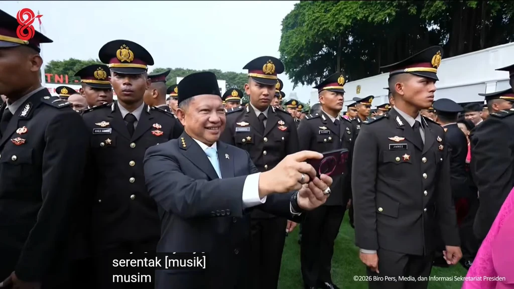 Mendagri Tito Karnavian selfie bersama anak Ferdy Sambo, Tribrata Putra Sambo di Upacara Prasetya Perwira (Praspa) TNI dan Polri tahun 2026 di halaman Istana Merdeka, Jakarta, Rabu (22/7/2026). Foto: YouTube/ Sekretariat Presiden