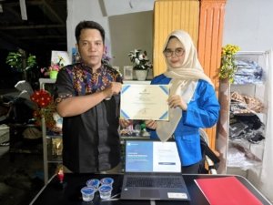Penyerahan_Aplikasi_Sistem_Penjualan_dan_Pengendalian_Persediaan_Kepada_Pimpinan_UMKM_Keluarga_Khatulistiwa