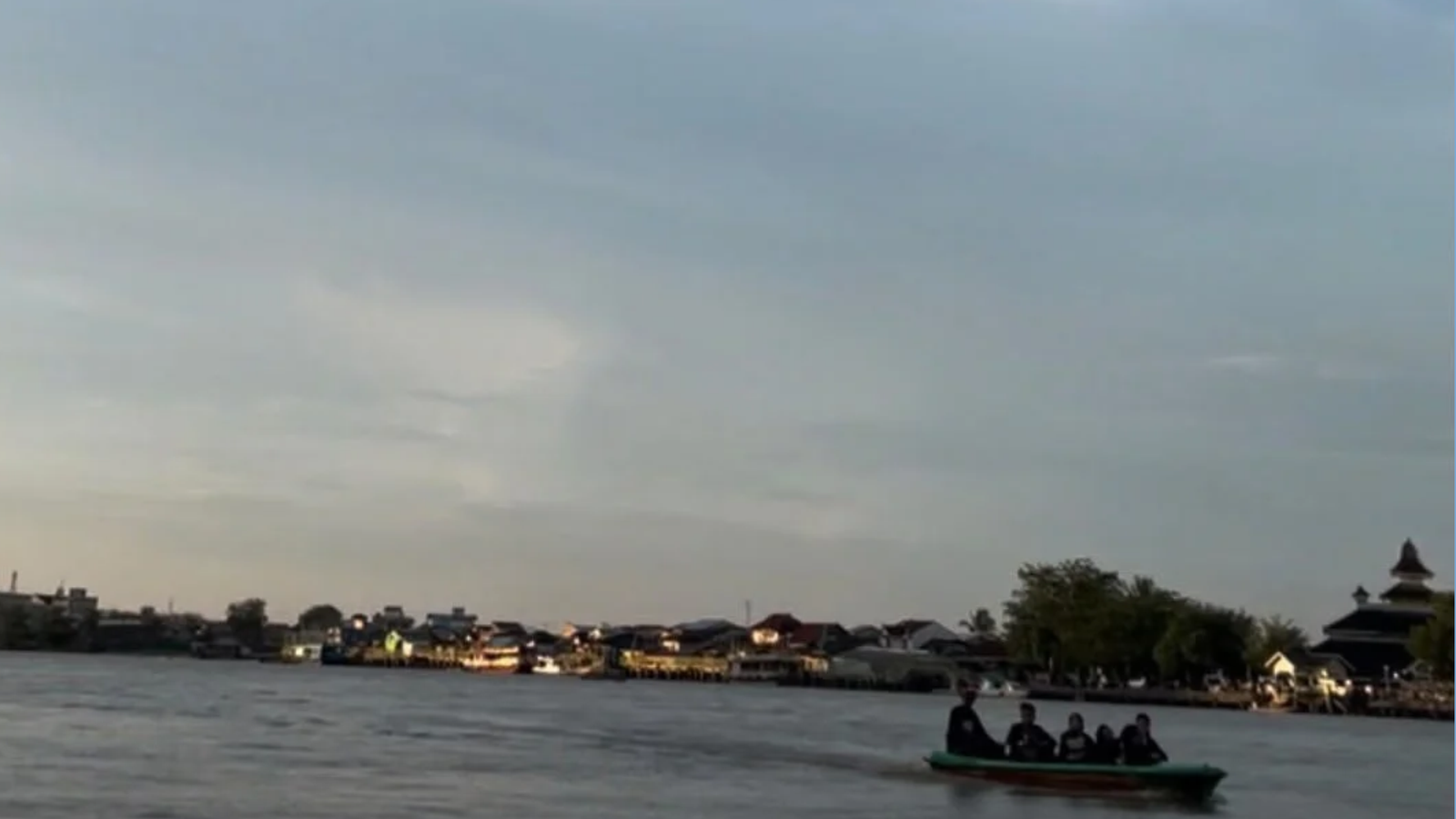 Naik Sampan Menyusuri Sungai Kapuas: Pengalaman Baru Melihat Pontianak dari Atas Air
